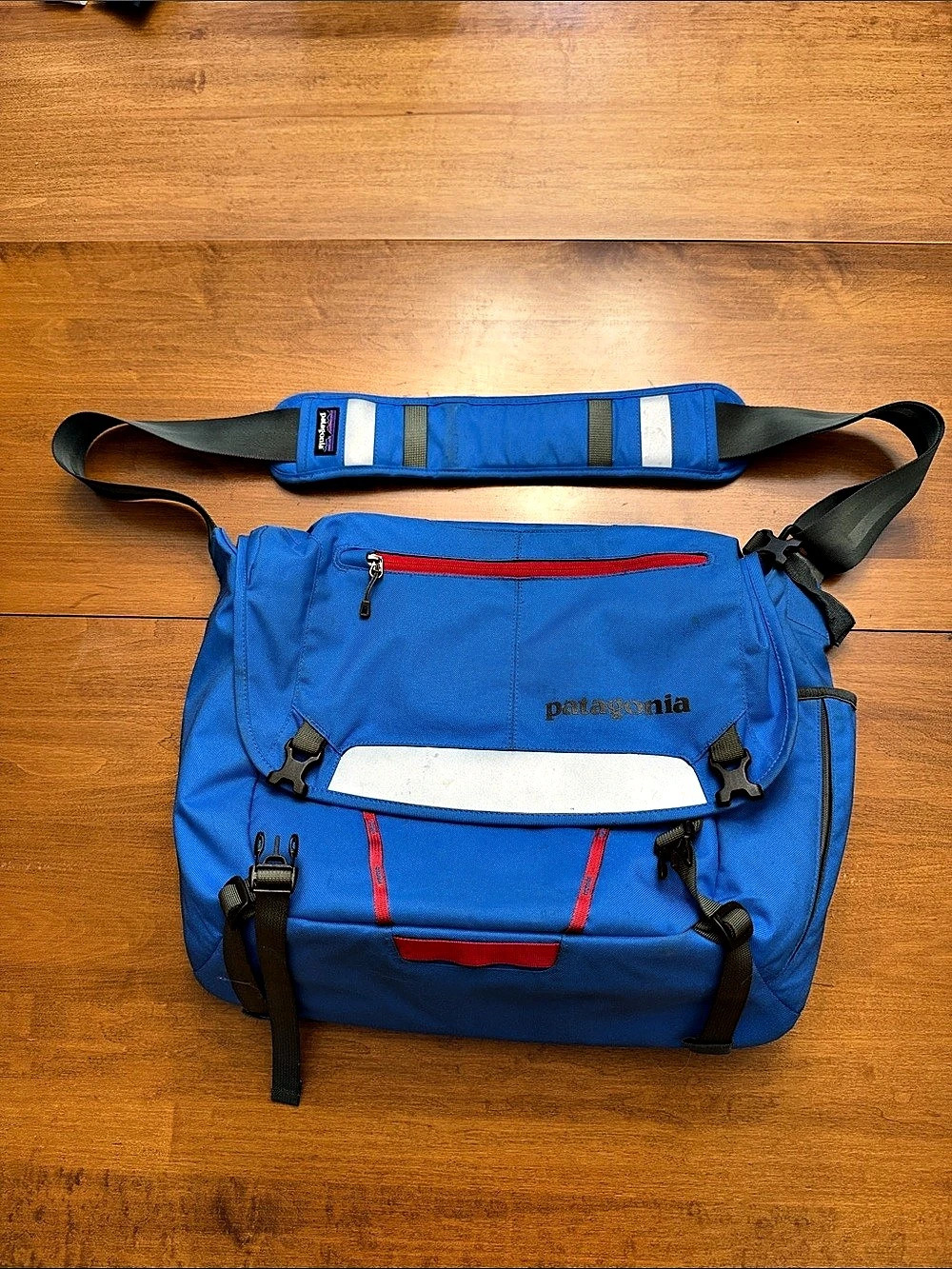 Patagonia Critical Mass Bag Blue & Red Shoulder Bag